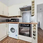 London Living 2 Bedroom Flat 2 Mins To Clapahm Junction Cj
