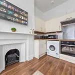 London Living 2 Bedroom Flat 2 Mins To Clapahm Junction Cj