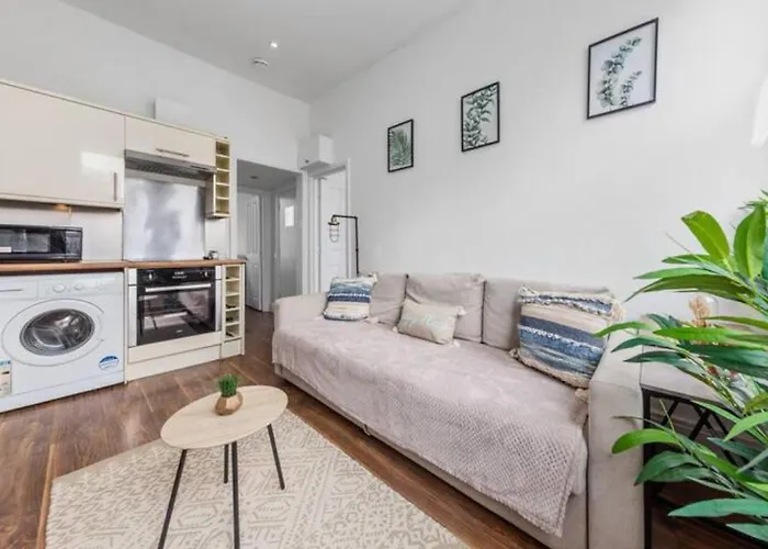 London Living 2 Bedroom Flat 2 Mins To Clapahm Junction Cj