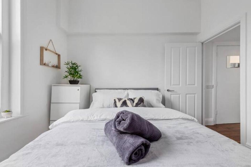 Living 2 Bedroom Flat 2 Mins To Clapahm Junction Cj *