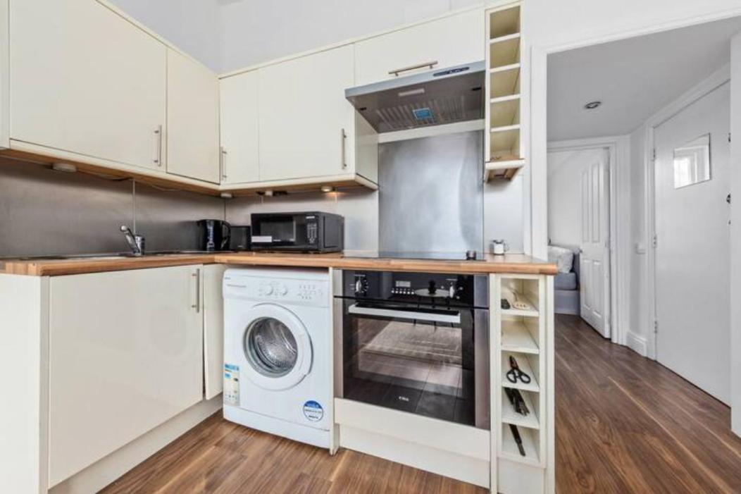 Living 2 Bedroom Flat 2 Mins To Clapahm Junction Cj London
