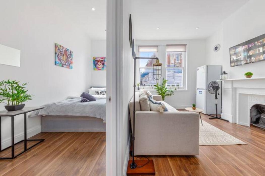 Living 2 Bedroom Flat 2 Mins To Clapahm Junction Cj Apartment *