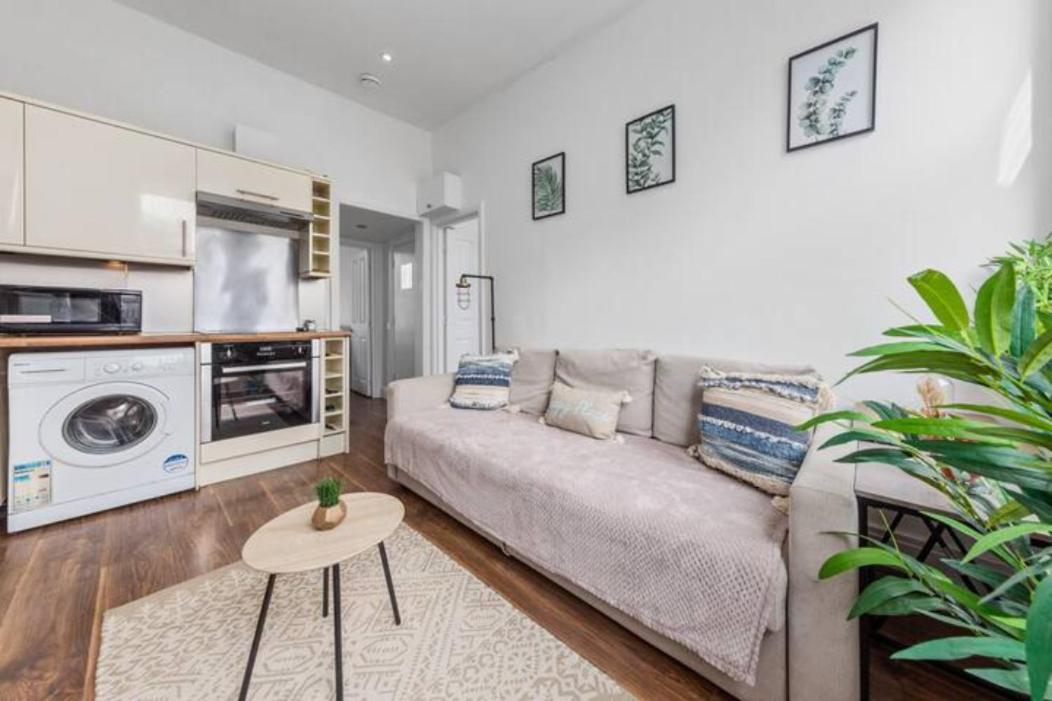 Living 2 Bedroom Flat 2 Mins To Clapahm Junction Cj London