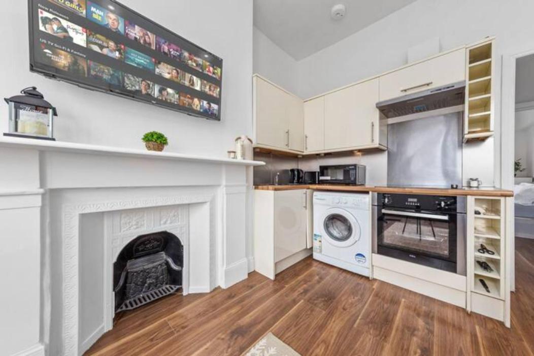 Living 2 Bedroom Flat 2 Mins To Clapahm Junction Cj * London