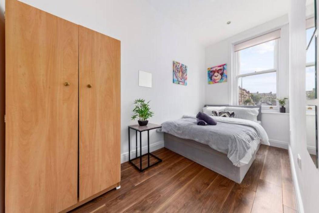 Living 2 Bedroom Flat 2 Mins To Clapahm Junction Cj