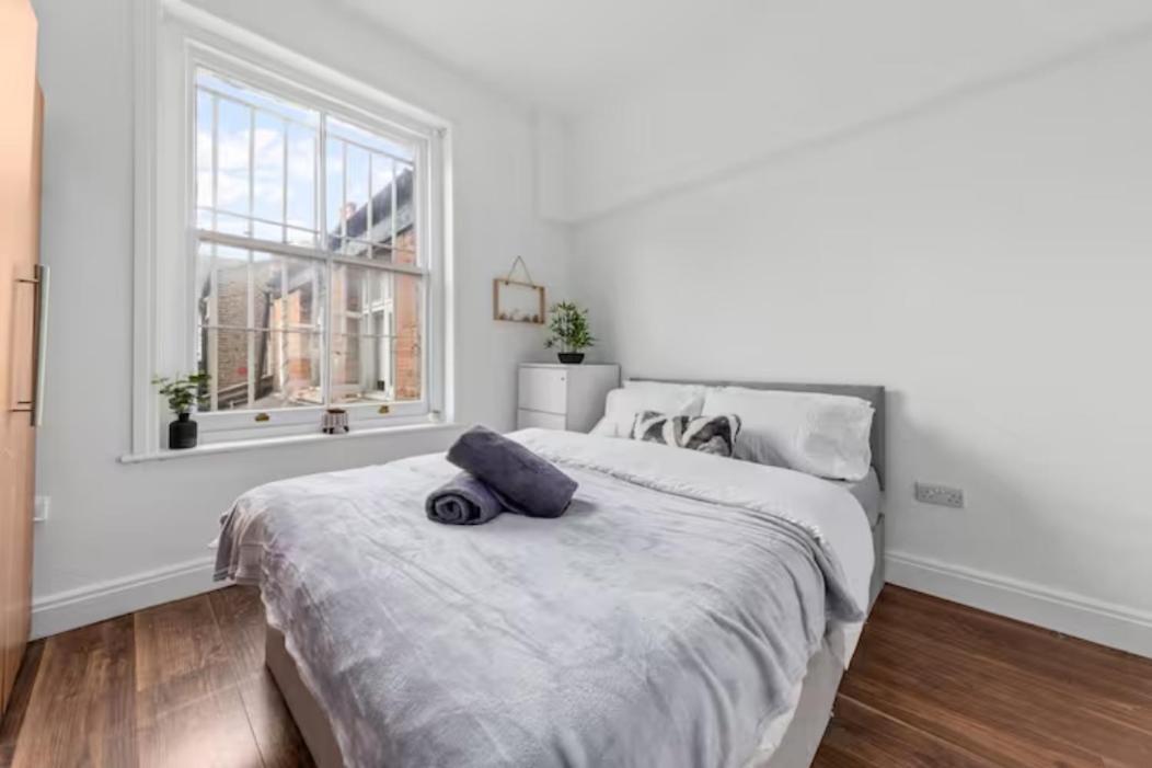 Living 2 Bedroom Flat 2 Mins To Clapahm Junction Cj * London