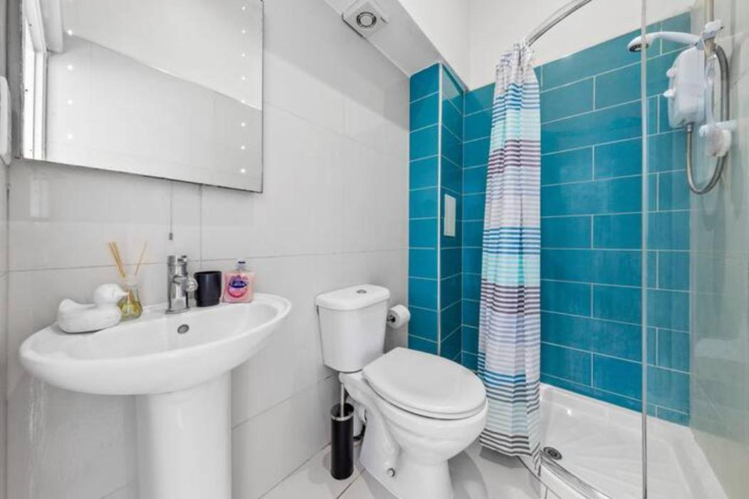 Living 2 Bedroom Flat 2 Mins To Clapahm Junction Cj Apartment London